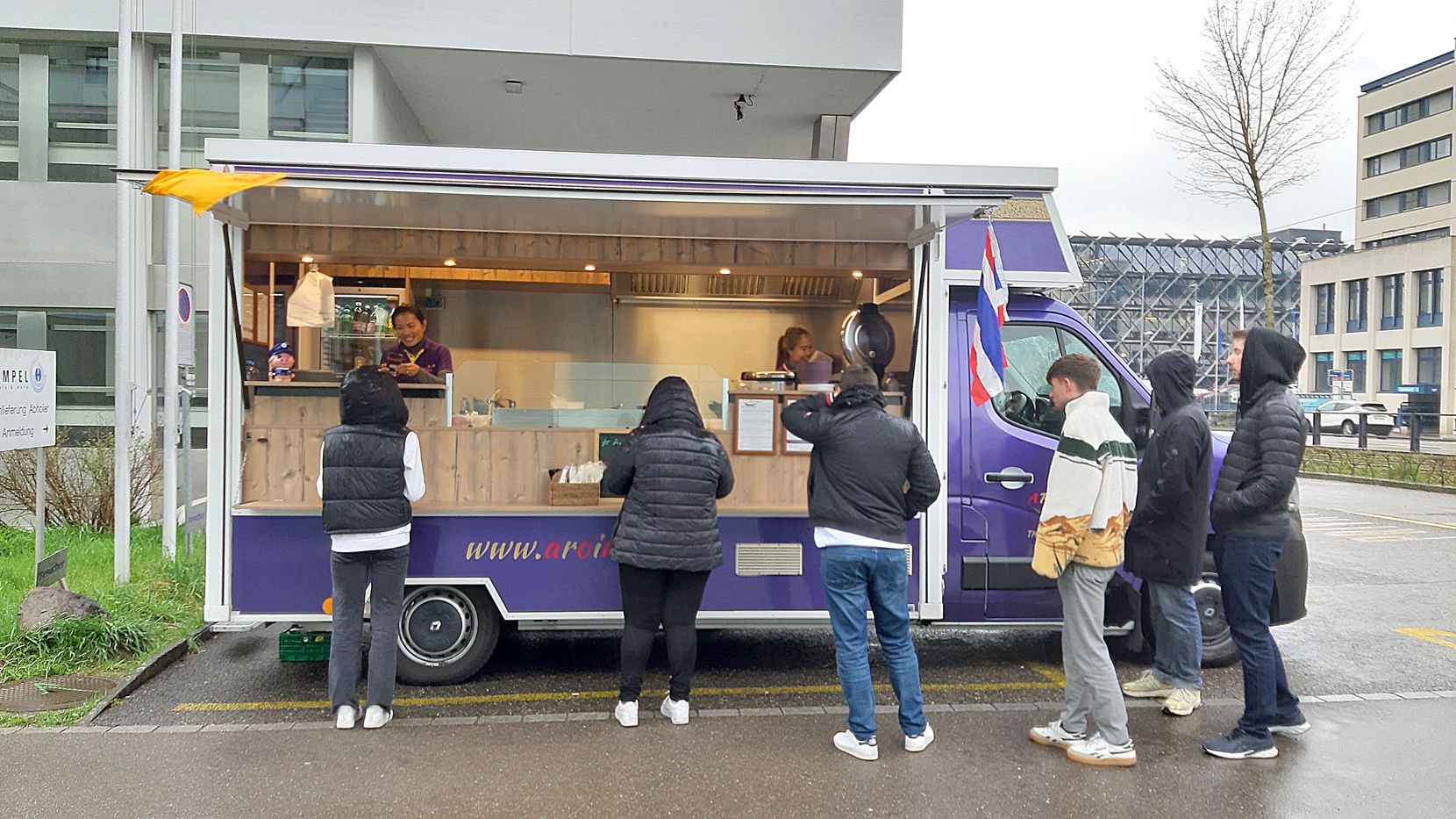 Ein Foodtruck mit Menschen, die anstehen. 